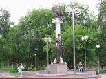 Памятник студенчеству Томска.(А здесь его хватает.) Расположен на Новособорной площади. (Фонтан справа)